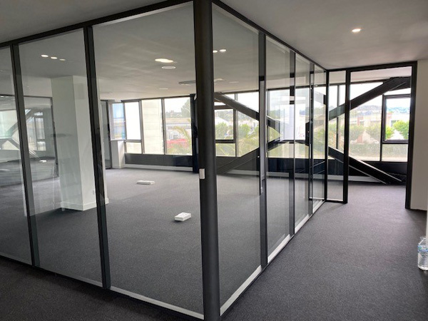 Cloison Vitrée pour Bureau – Solutions en Verre sur Mesure | Miroiterie Cluzel, Montélimar